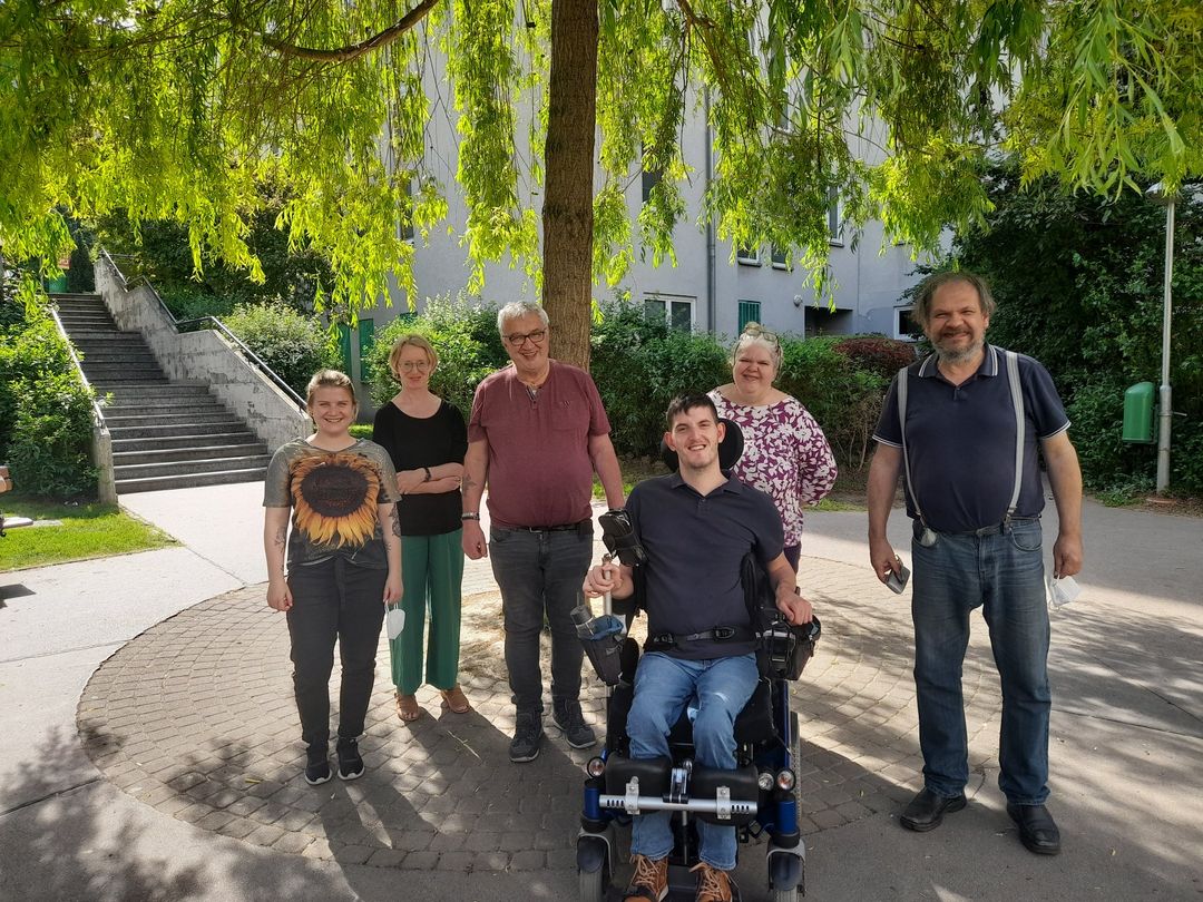 Das ist ein Gruppen-Foto. Auf dem Foto sind: Oswald Föllerer, Iris Kopera, Günther Leitner, Karlo Palavra, Bettina Lohse und Julia Kain.